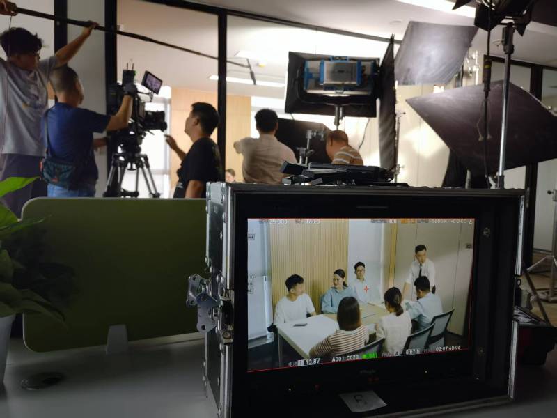 泸定县TVC拍摄公司：科技产品视觉化大师，诠释未来感与功能美学